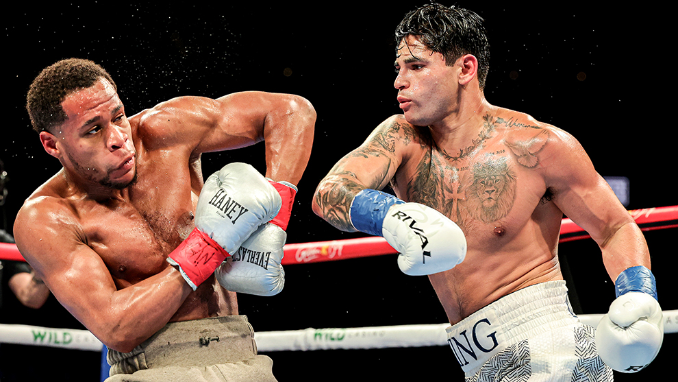 Ryan Garcia wobbles Devin Haney